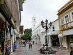 Ausflug Santo Domingo  Die Einkaufsstrasse El Conde mit der Stadthalle in der Altstadt von Santo Domingo (DOM).